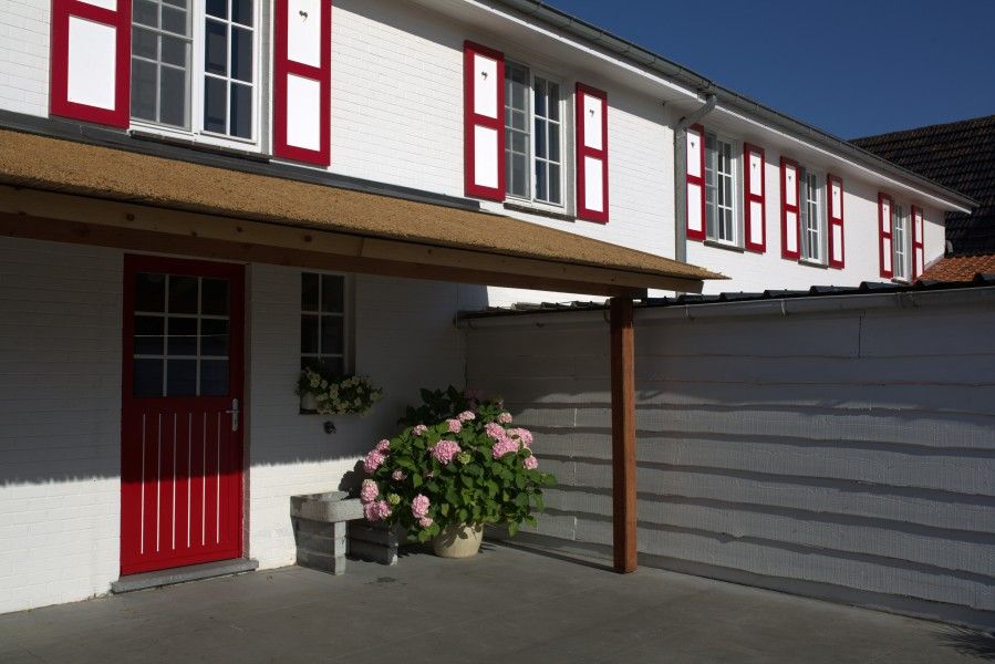 Gemuetliches Schlafzimmer im Ferienhaus Hof ter Harte, Ypern, Westflandern, mit Holzdecke und sanfter Beleuchtung.