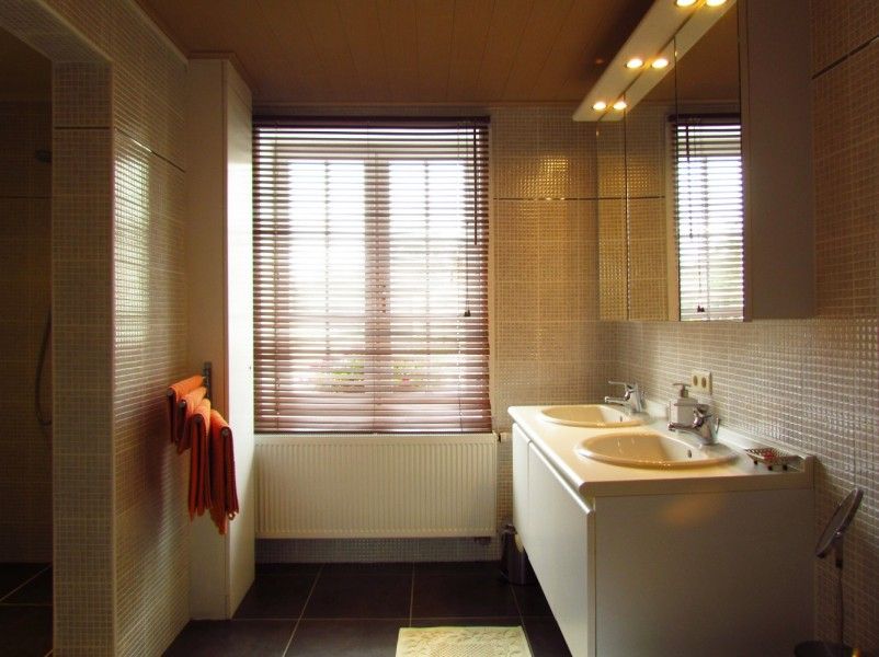 Moderne Kueche im Ferienhaus Hof ter Harte, Ypern, Westflandern mit Esstisch und stilvoller Einrichtung.