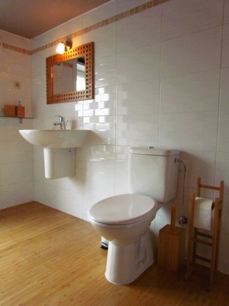 Romantisches Schlafzimmer im Ferienhaus Hof ter Harte, Ypern, Westflandern, mit Holzdetails und sanftem Licht.