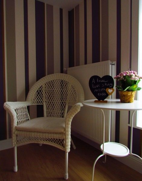 Elegantes Schlafzimmer im Ferienhaus Hof ter Harte, Ypern, Westflandern, mit moderner Beleuchtung und bequemen Betten.