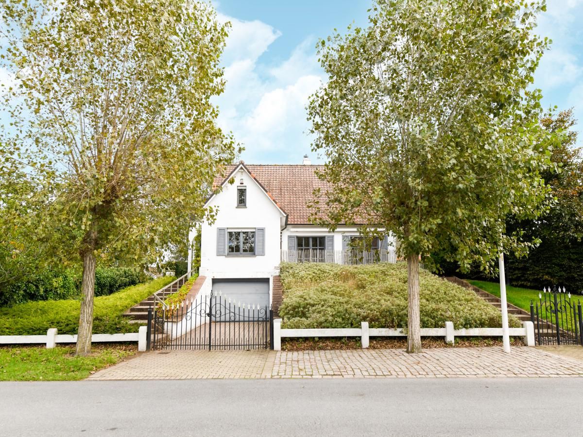 Floribert vakantiehuis in Nieuwpoort-Bad, West-Vlaanderen, omgeven door groen en rustieke charme.