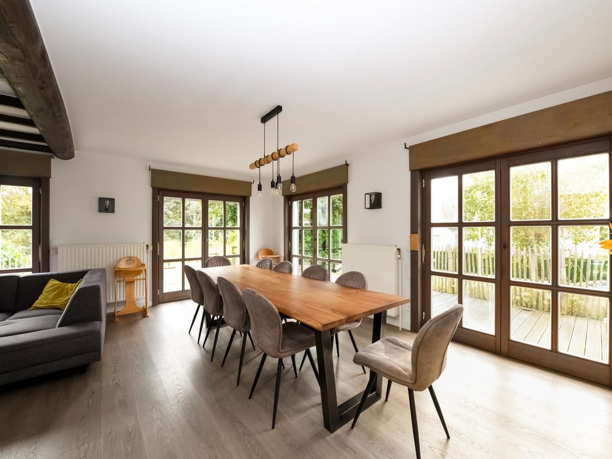 Moderne keuken in vakantiehuis Floribert, Nieuwpoort-Bad, West-Vlaanderen, met ruime werkbladen en veel natuurlijk licht.
