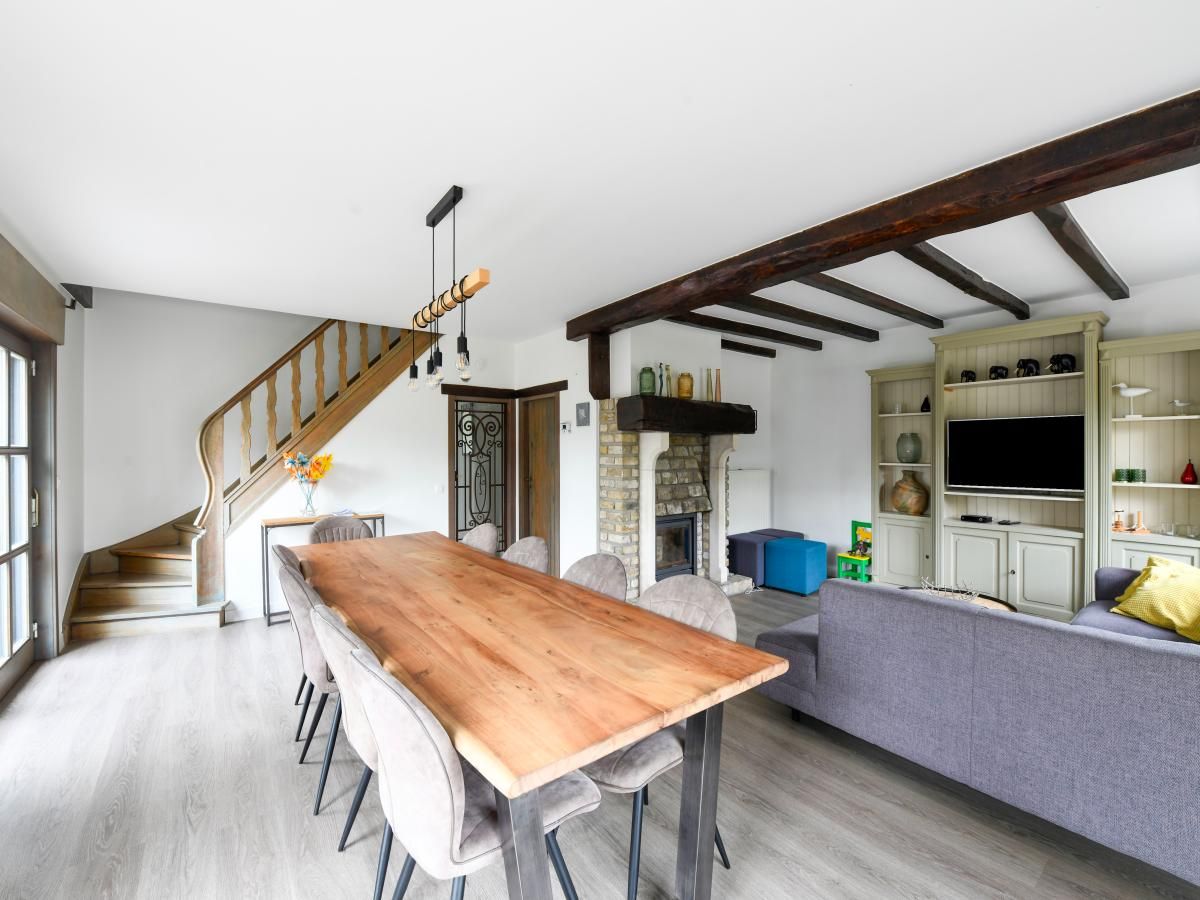 Gezellige woonkamer in vakantiehuis Floribert, Nieuwpoort-Bad, met houten balken en ruime eettafel in West-Vlaanderen, Belgie.