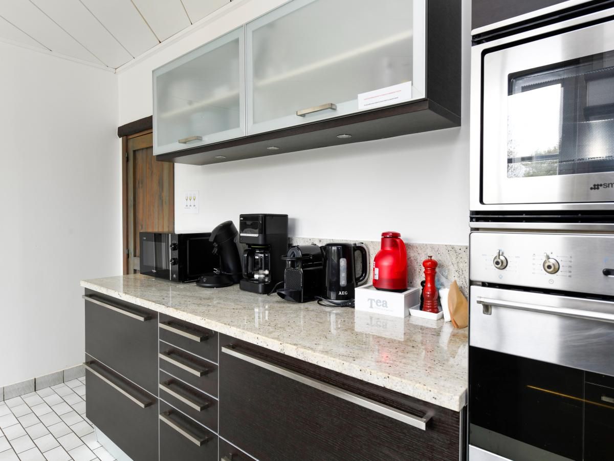Moderne keuken in vakantiehuis Floribert te Nieuwpoort-Bad, West-Vlaanderen, met luxe apparatuur en stijlvolle inrichting.