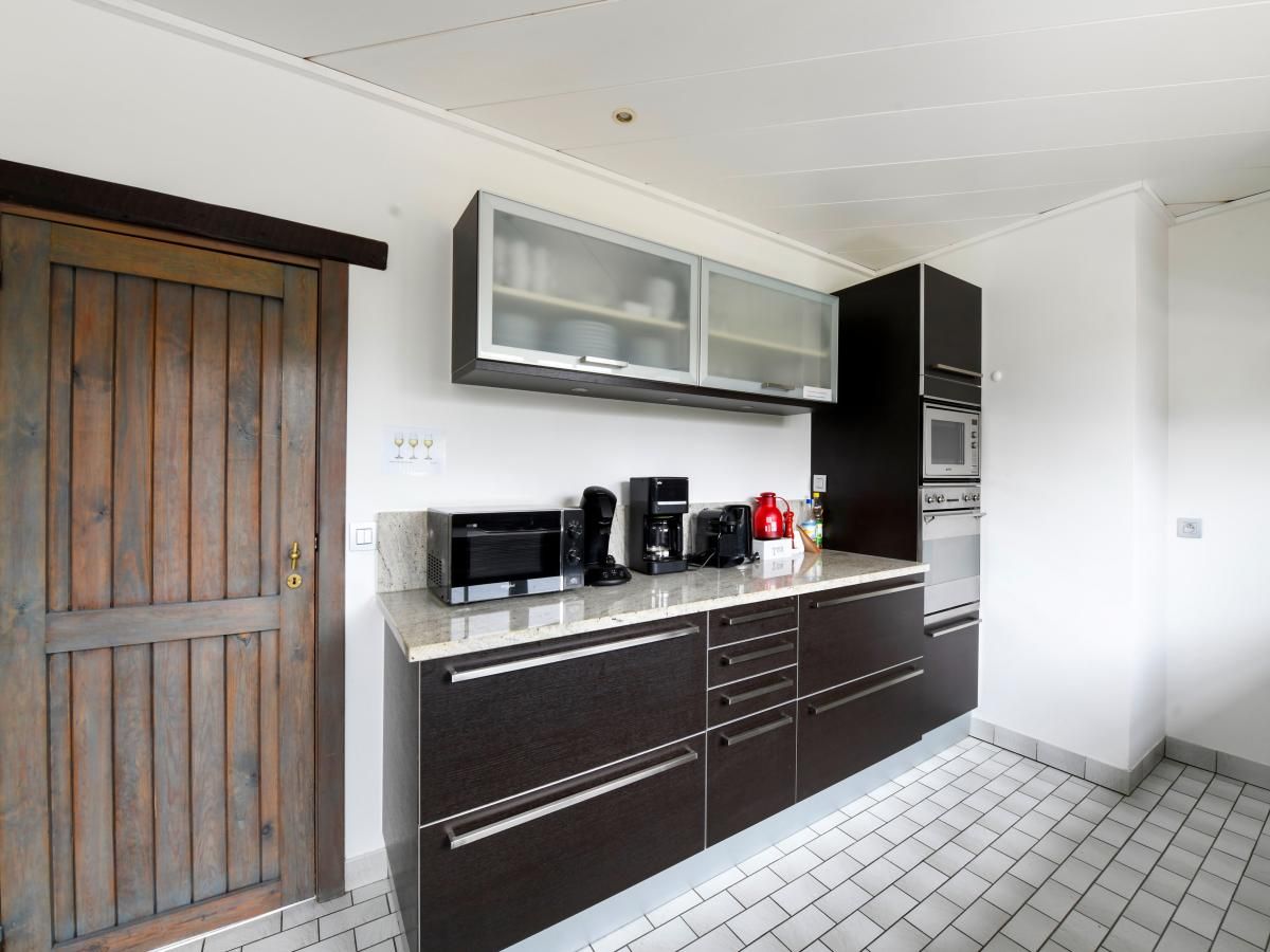 Moderne keuken in vakantiehuis Floribert, Nieuwpoort-Bad, West-Vlaanderen. Voorzien van luxe apparatuur en stijlvolle inrichting.