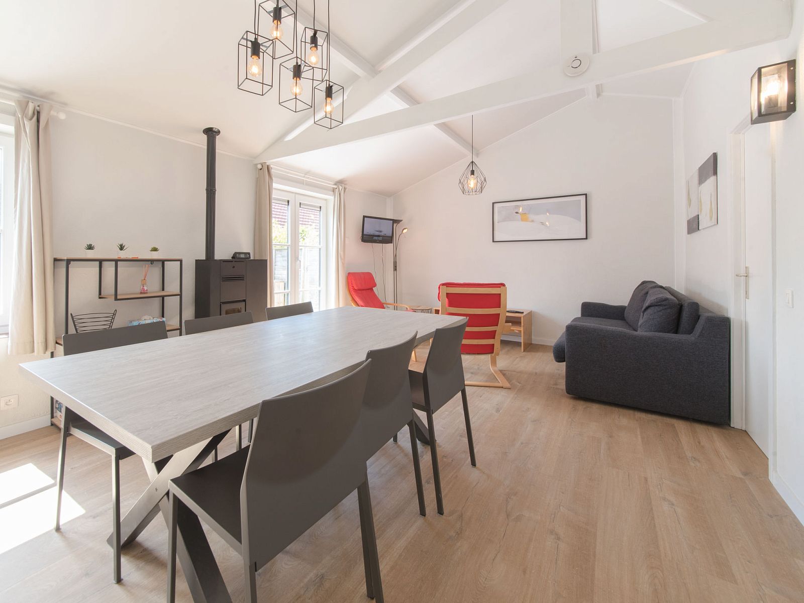 Helles Wohnzimmer des Ferienhauses Duinenhuisje 25 in De Haan, Westflandern, mit modernen Moebeln und geraeumigem Esszimmer.