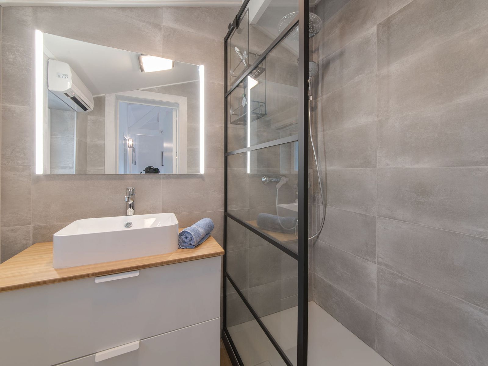 Modernes Badezimmer im Ferienhaus Duinenhuisje 25 in De Haan, Westflandern. Stilvolle Dusche und Waschbecken in diesem komfortablen Ferienhaus.