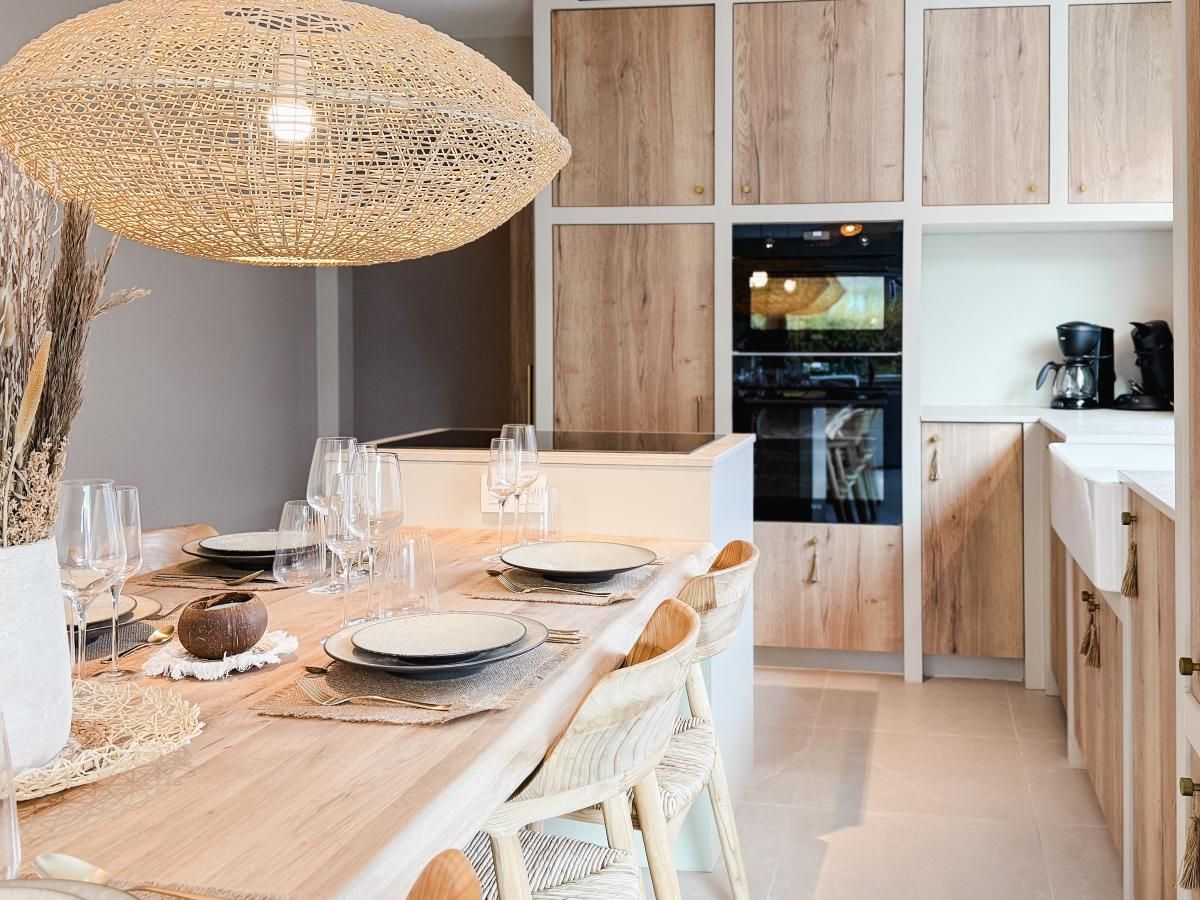 Stilvolle Kueche im Ferienhaus Suiriri, De Haan, mit Holzoberflaeche und modernen Geraeten.