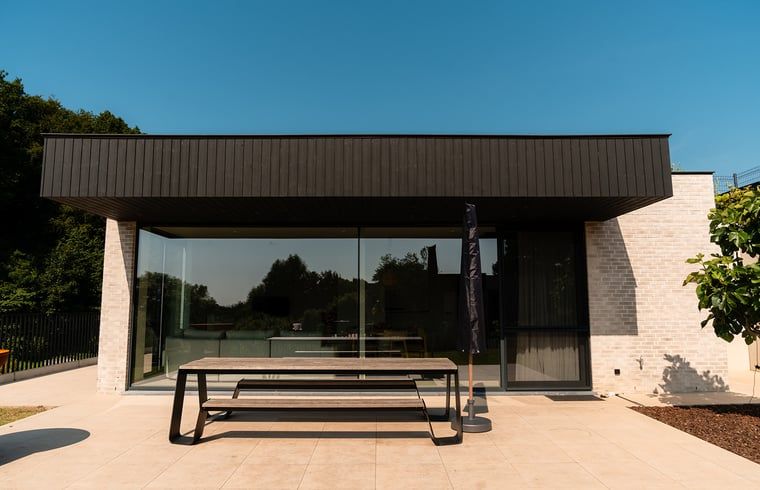 Terrasse des Ferienhauses in Heuvelland, Westouter, mit moderner Einrichtung und Blick auf die Natur in Westflandern, Belgien.
