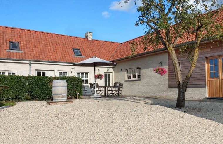 Geniessen Sie den ruhigen Aussenbereich von Holiday home in Westouter, Heuvelland, einem charmanten Ferienhaus in Westflandern, Belgien.