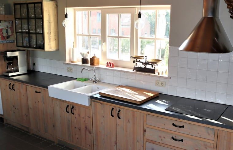 Moderne Kueche im Ferienhaus in Westouter - Heuvelland, Westflandern, mit Holzschraenken und Landhausstil.