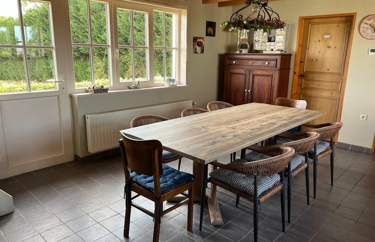 Gemuetliches Esszimmer im Ferienhaus in Westouter - Heuvelland, einem charmanten Ferienhaus in Westflandern, Belgien.