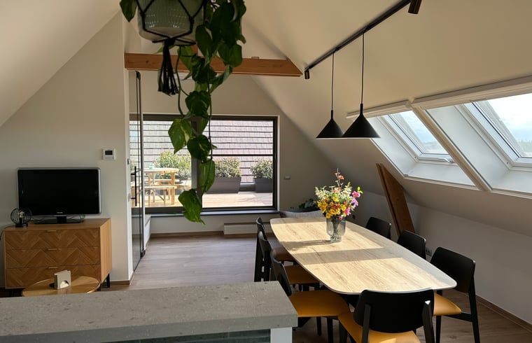 Gemuetlicher Essbereich im Ferienhaus in PROVEN, Proven, Westflandern, mit Blick auf die Terrasse und viel Tageslicht.