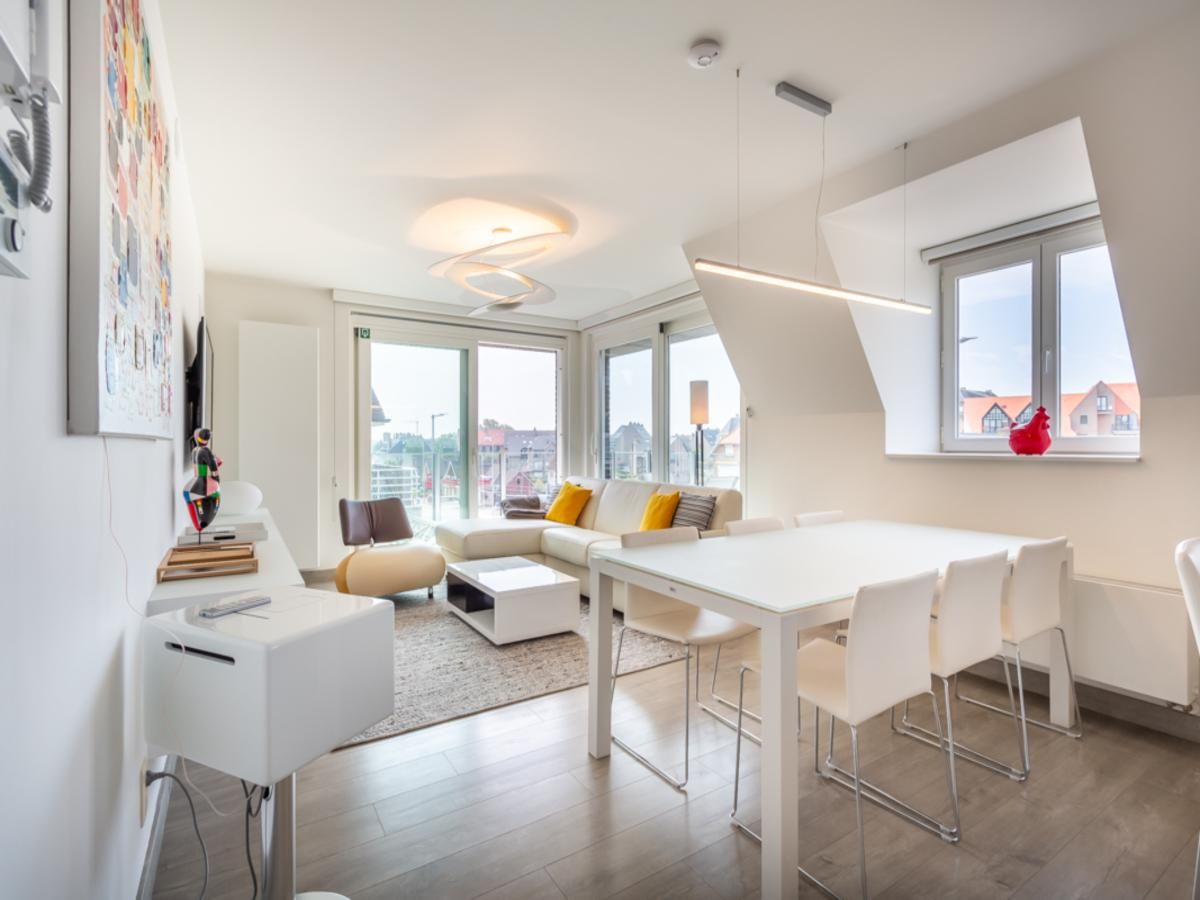 Stijlvolle binnenruimte van Aime 303 vakantiehuis in Koksijde, West-Vlaanderen, met moderne inrichting en veel natuurlijk licht.