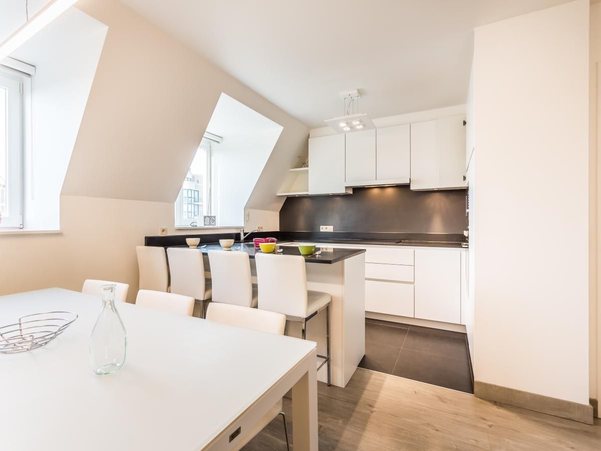 Moderne keuken in Aime 303 vakantiehuis in Koksijde, West-Vlaanderen met lichte inrichting en eetruimte voor een comfortabele vakantie.