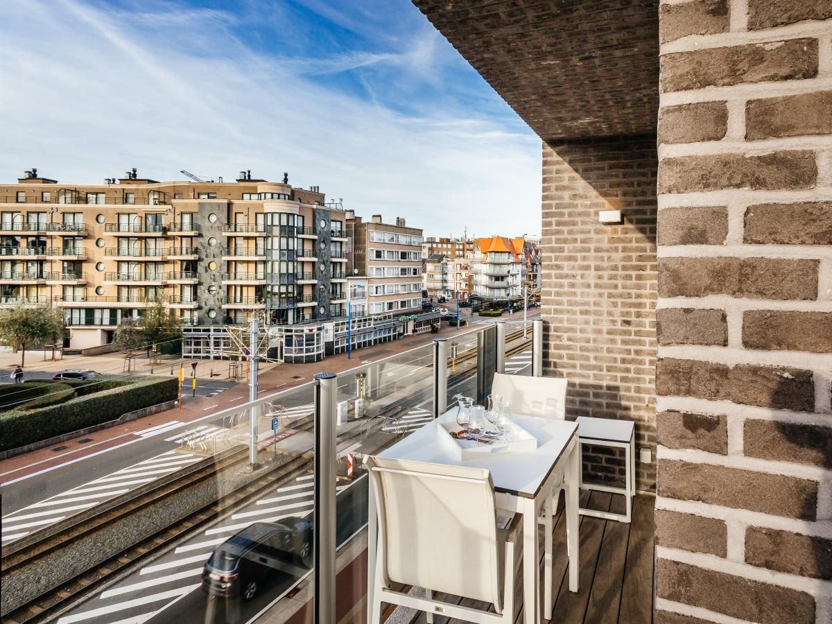 Geniet van het uitzicht vanaf het balkon van Aime 303, een modern vakantiehuis in Koksijde, West-Vlaanderen, Belgie.