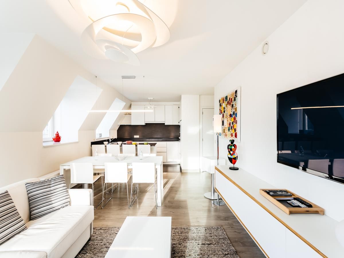 Moderne woonkamer in Aime 303 vakantiehuis in Koksijde, West-Vlaanderen. Stijlvolle inrichting met veel licht en comfortabele zitruimte.