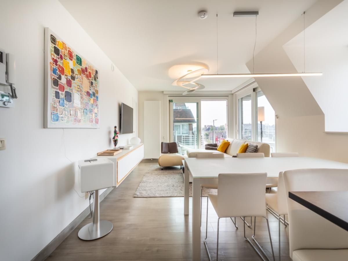 Moderne binnenruimte van Aime 303 vakantiehuis in Koksijde, West-Vlaanderen met stijlvol interieur en uitzicht op de omgeving.