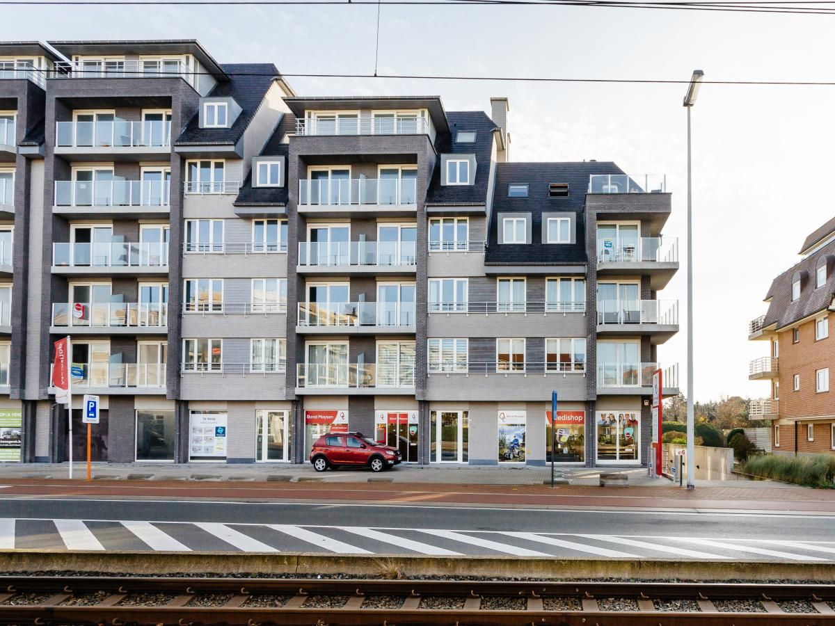 Aime 303 vakantiehuis in Koksijde, West-Vlaanderen, met moderne architectuur en ruime balkons, ideaal voor een ontspannen verblijf.