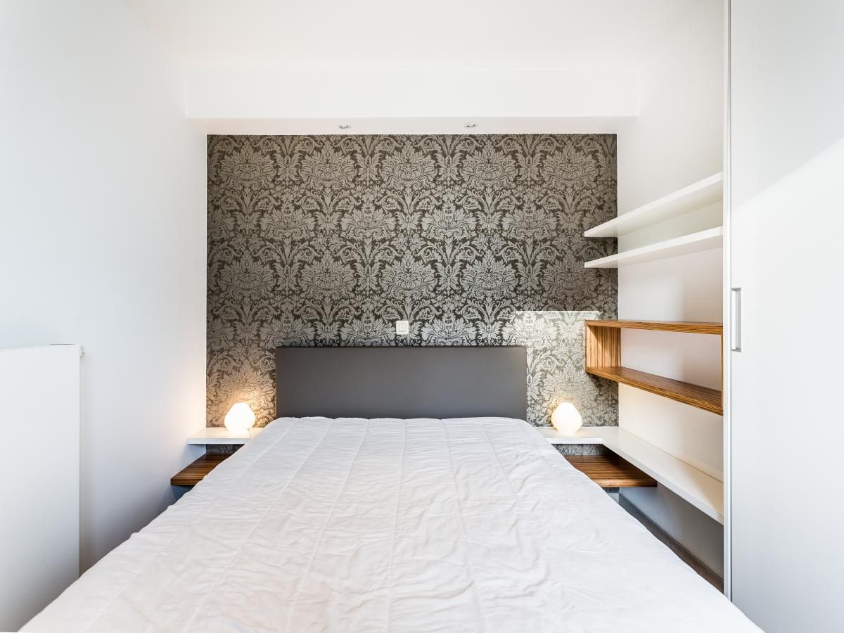 Sfeervolle slaapkamer in Aime 303 vakantiehuis, Koksijde, met elegant behang en moderne inrichting in West-Vlaanderen, Belgie.