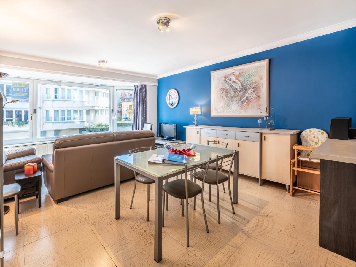 Gezellige woonkamer van Apollo Gelijkvloers vakantiehuis in Koksijde, West-Vlaanderen met modern interieur en veel natuurlijk licht.