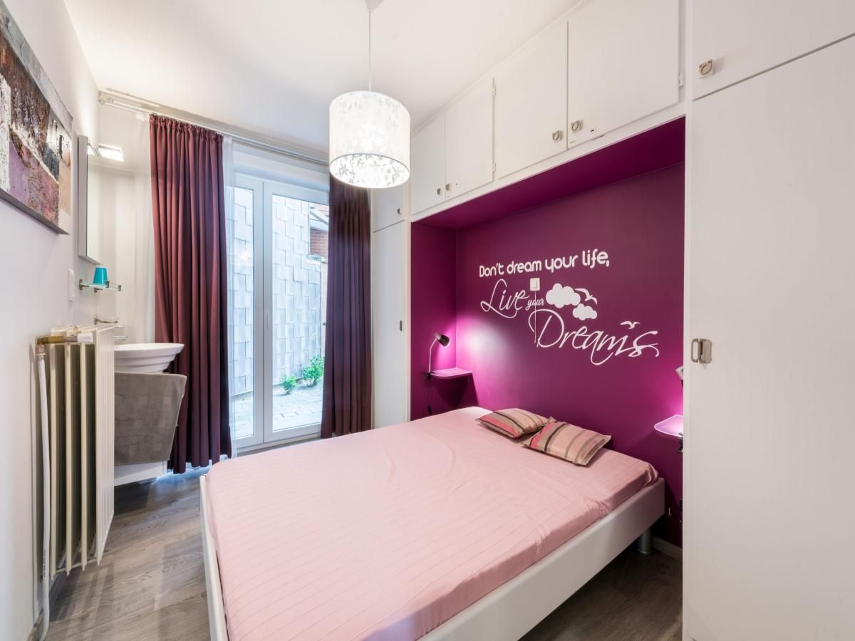 Sfeervolle slaapkamer in Apollo Gelijkvloers vakantiehuis in Koksijde, West-Vlaanderen, met moderne inrichting en inspirerende wandtekst.
