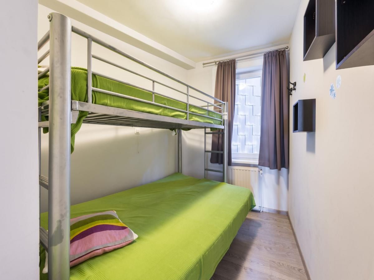 Sfeervolle slaapkamer met stapelbed in Apollo Gelijkvloers, een vakantiehuis in Koksijde, West-Vlaanderen. Comfortabele rustplek.