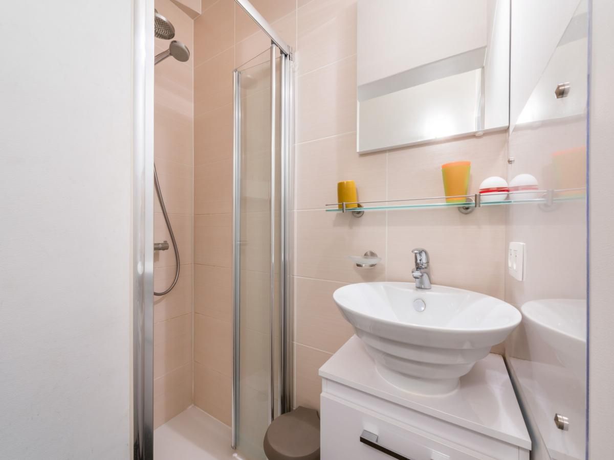 Moderne badkamer in Apollo Gelijkvloers vakantiehuis, Koksijde, West-Vlaanderen, met stijlvolle douche en wastafel.