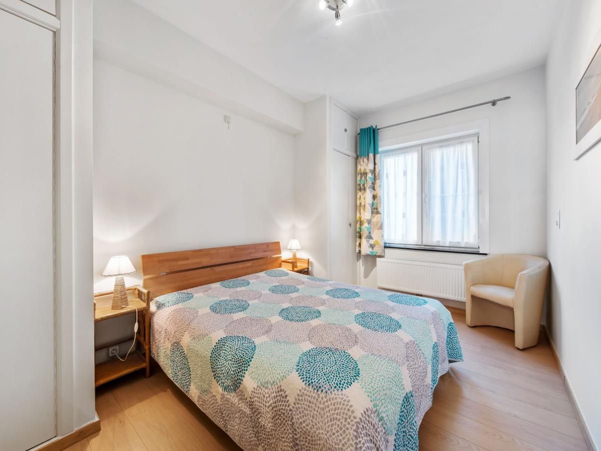 Gezellige slaapkamer in vakantiehuis Azcona Twee, Koksijde, West-Vlaanderen, met comfortabel bed en natuurlijk licht.
