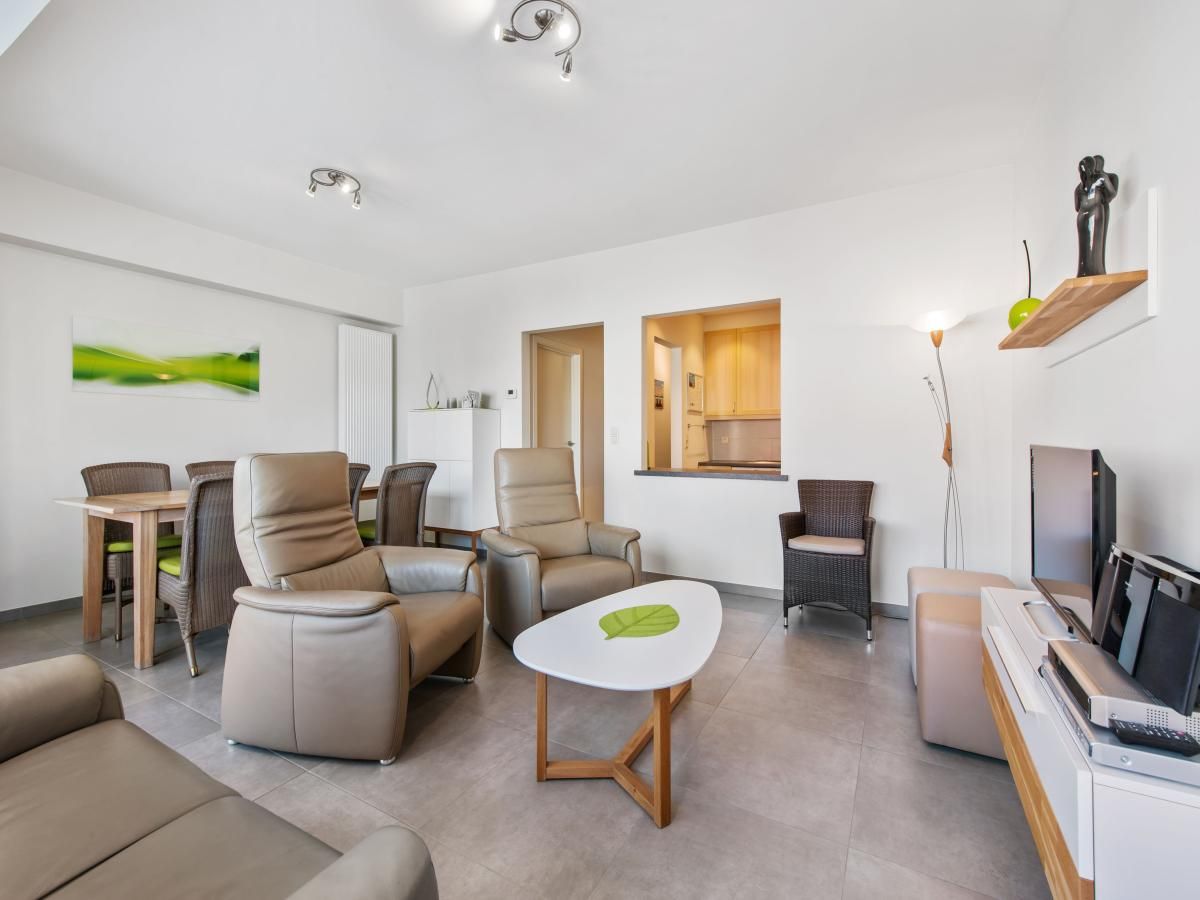 Stijlvolle woonkamer in Azcona Twee vakantiehuis, Koksijde, met comfortabele stoelen en moderne inrichting, perfect voor ontspanning in Belgie.