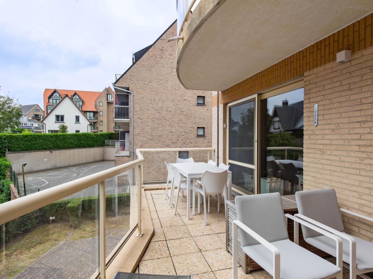 Geniet van het ruime terras bij Klokjesbloem Gelijkvloers, een vakantiehuis in Koksijde, West-Vlaanderen, met uitzicht op de rustige omgeving.