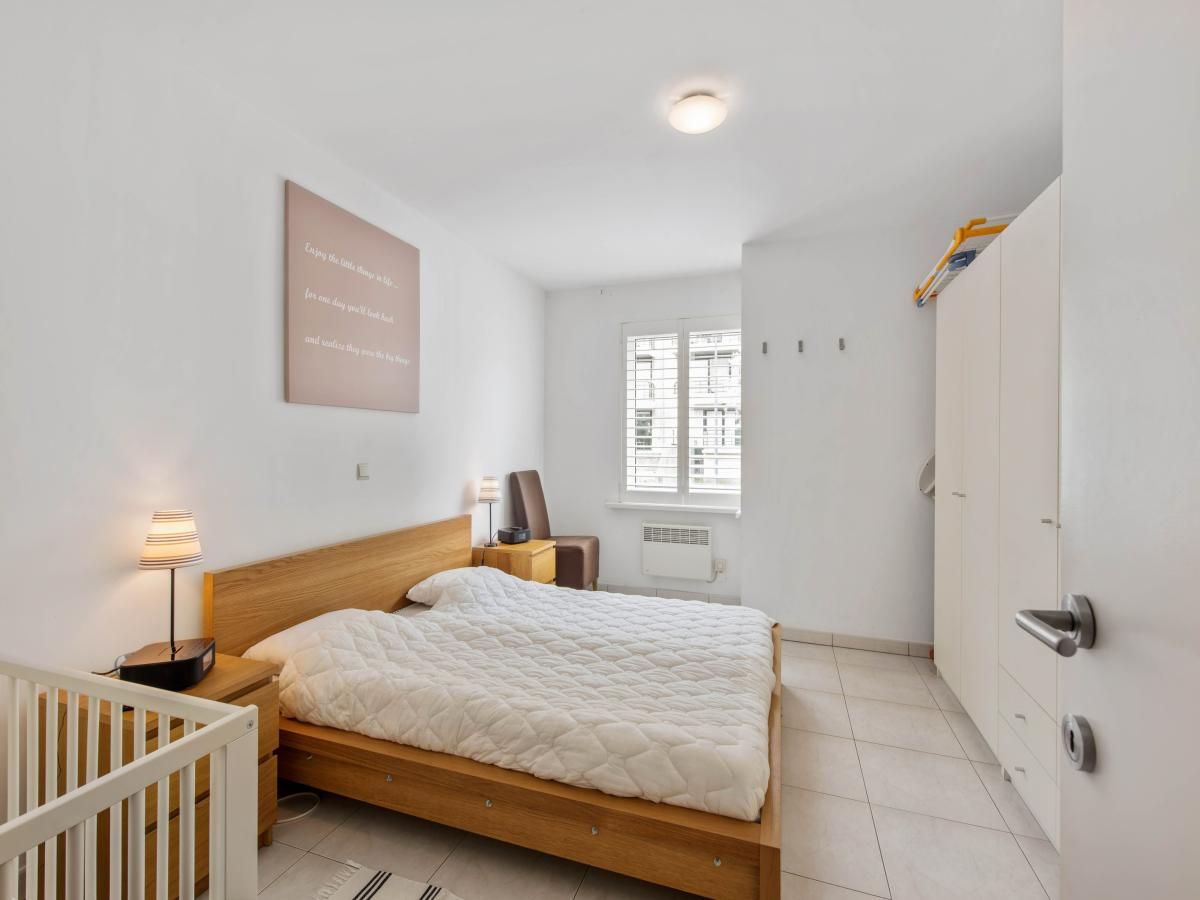 Sfeervolle slaapkamer in Klokjesbloem Gelijkvloers, vakantiehuis in Koksijde, West-Vlaanderen, met comfortabel bed en natuurlijk licht.