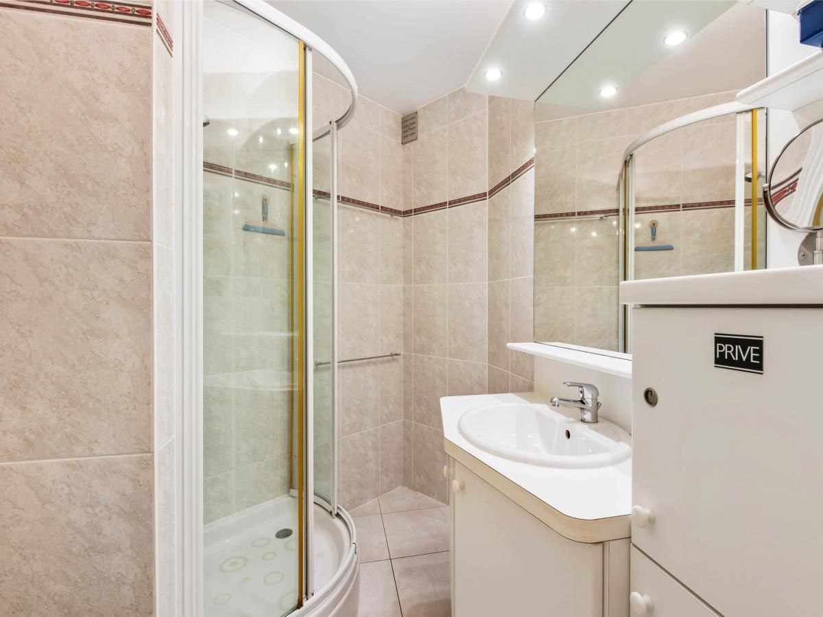 Moderne badkamer in Klokjesbloem Gelijkvloers vakantiehuis, Koksijde, West-Vlaanderen, met douche en wastafel.