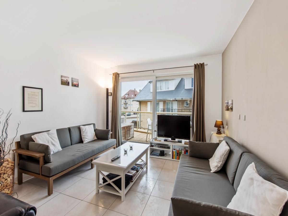 Gezellige woonkamer van Klokjesbloem Gelijkvloers vakantiehuis in Koksijde, West-Vlaanderen, met comfortabel interieur en uitzicht op de omgeving.