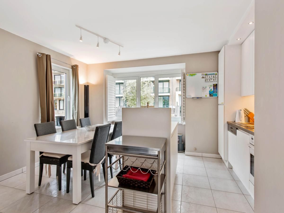 Moderne eetruimte in Klokjesbloem Gelijkvloers, vakantiehuis in Koksijde, West-Vlaanderen, met veel natuurlijk licht en stijlvolle inrichting.