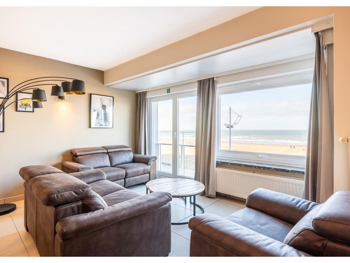 Gezellige woonkamer in vakantiehuis Cortina tweede, Koksijde, met prachtig uitzicht op het strand van West-Vlaanderen, Belgie.