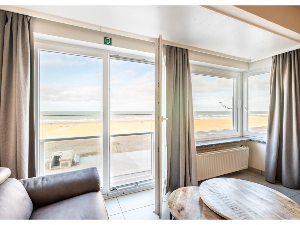 Geniet van het strandzicht vanuit de woonkamer van vakantiehuis Cortina tweede in Koksijde, West-Vlaanderen, Belgie.