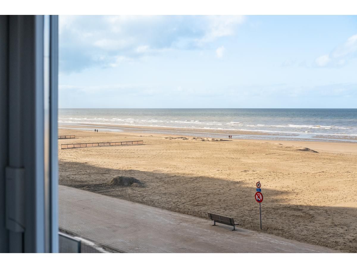 Uitzicht op het strand vanuit vakantiewoning Cortina tweede in Koksijde, West-Vlaanderen, Belgie, met een prachtig zeegezicht.