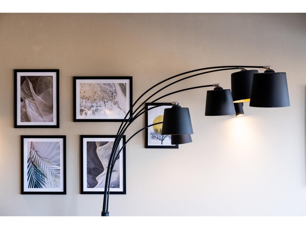 Stijlvolle binnenruimte van vakantiehuis Cortina tweede in Koksijde, West-Vlaanderen, met moderne verlichting en kunst aan de muur.