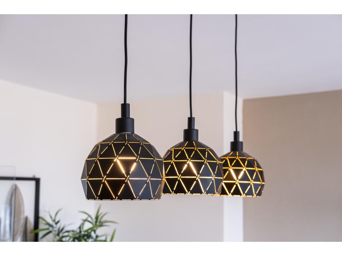Stijlvolle hanglampen in Cortina tweede vakantiehuis in Koksijde, West-Vlaanderen, Belgie, creeren een moderne sfeer in de binnenruimte.