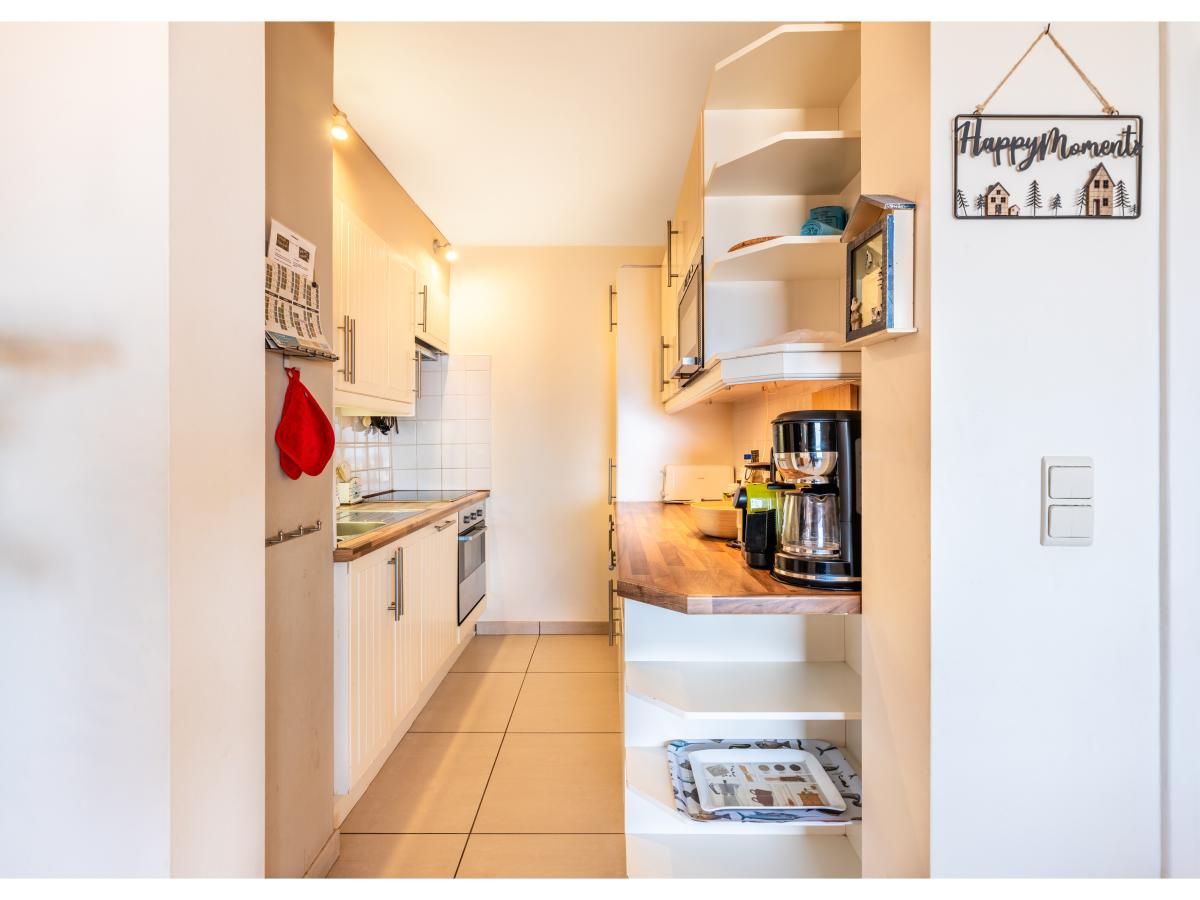 Moderne keuken van vakantiehuis Cortina tweede in Koksijde, West-Vlaanderen, met stijlvolle inrichting en gezellige sfeer.