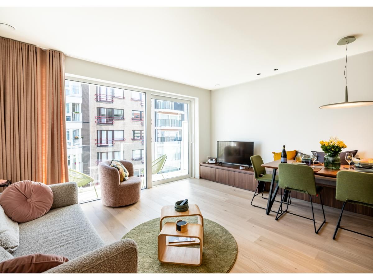 Geniet van het zonovergoten balkon van La Balise Derde, een modern vakantiehuis in Koksijde, West-Vlaanderen met uitzicht op de stad.