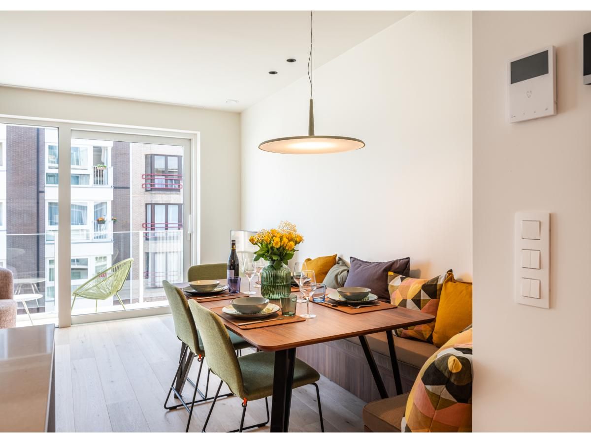 Stijlvolle woonkamer van vakantiehuis La Balise Derde in Koksijde, West-Vlaanderen met moderne inrichting en veel natuurlijk licht.