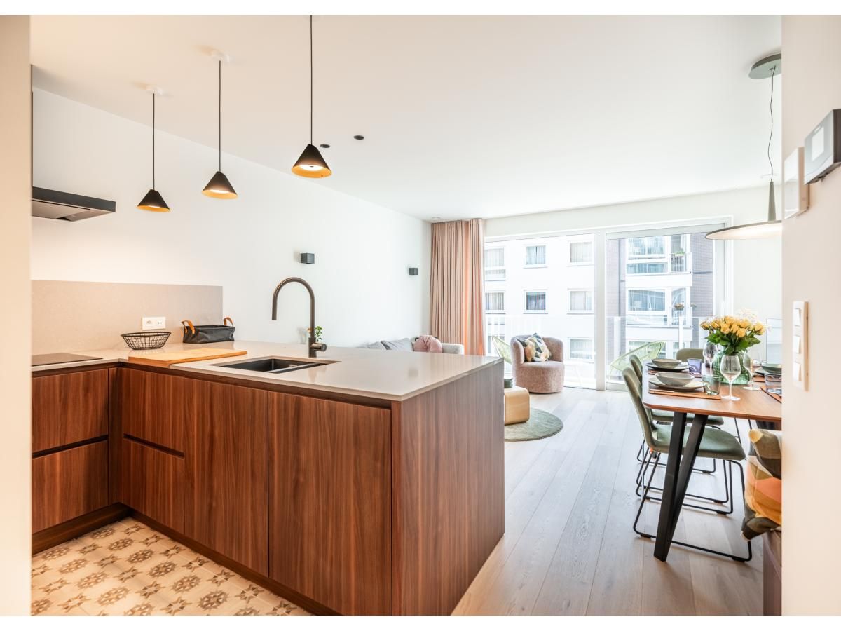 Moderne keuken in La Balise Derde vakantiehuis in Koksijde, West-Vlaanderen, Belgie, met stijlvolle inrichting en gezellige eethoek.