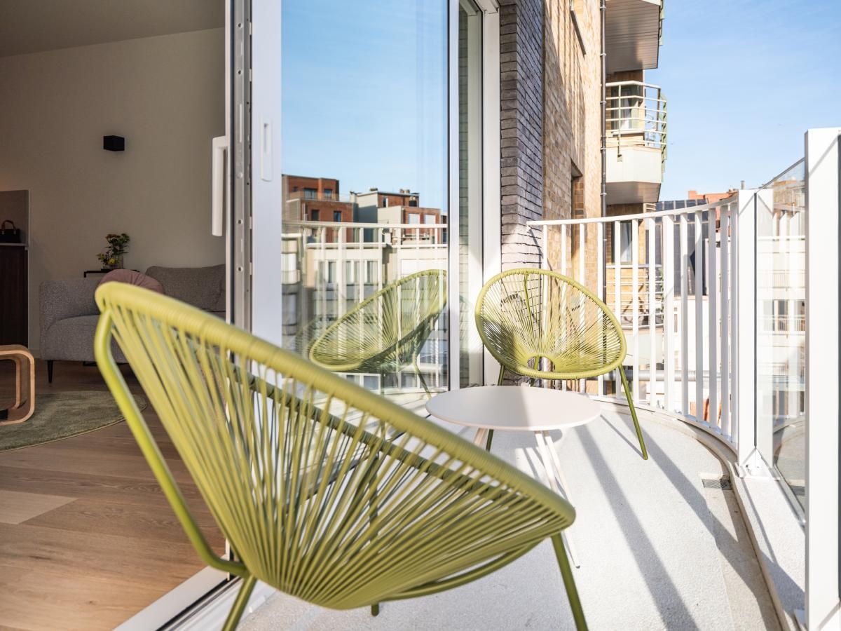 Moderne keuken en eetruimte in vakantiehuis La Balise Derde in Koksijde, West-Vlaanderen, Belgie, met veel natuurlijk licht.