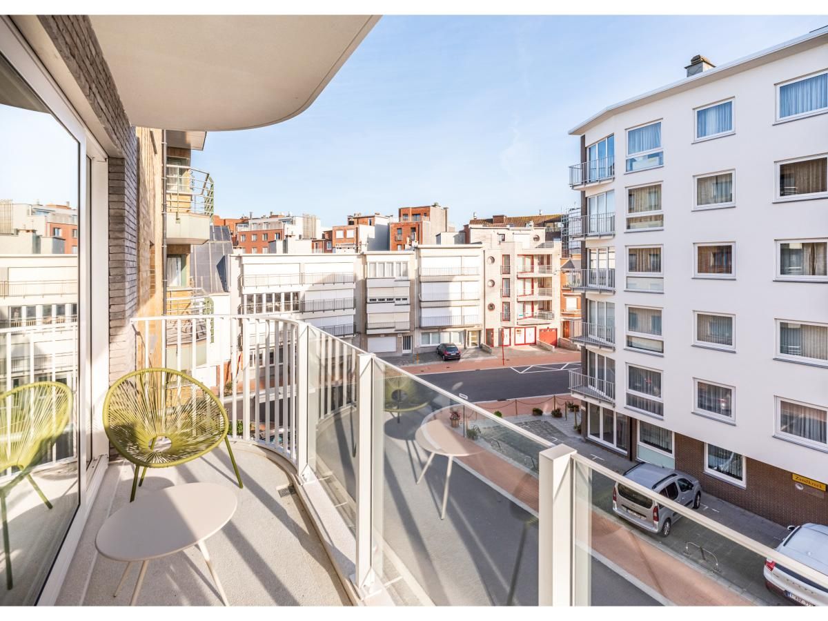 Gezellige eet- en woonkamer in La Balise Derde vakantiehuis, Koksijde, West-Vlaanderen, met stijlvolle inrichting en moderne faciliteiten.