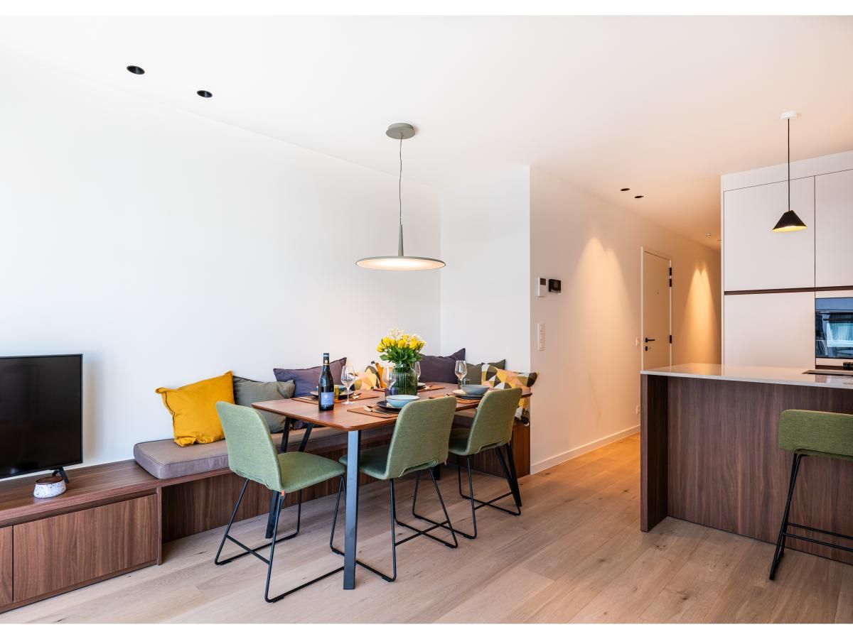 Geniet van het balkonuitzicht bij La Balise Derde, een vakantiehuis in Koksijde, West-Vlaanderen, met uitzicht op de levendige straat.