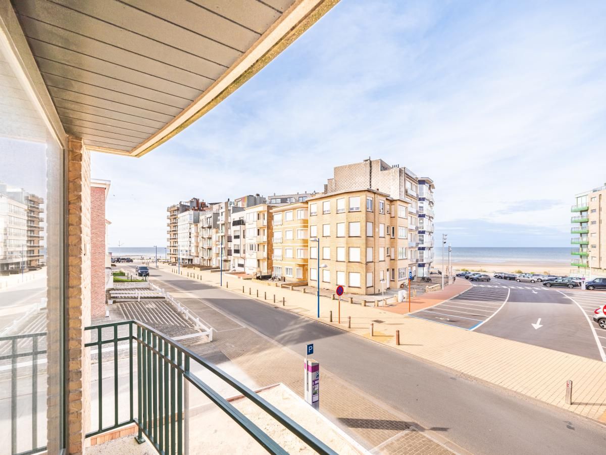 Uitzicht vanaf het balkon van Delfien Eerste, een vakantiehuis in Koksijde, West-Vlaanderen met zeezicht en stedelijke omgeving.