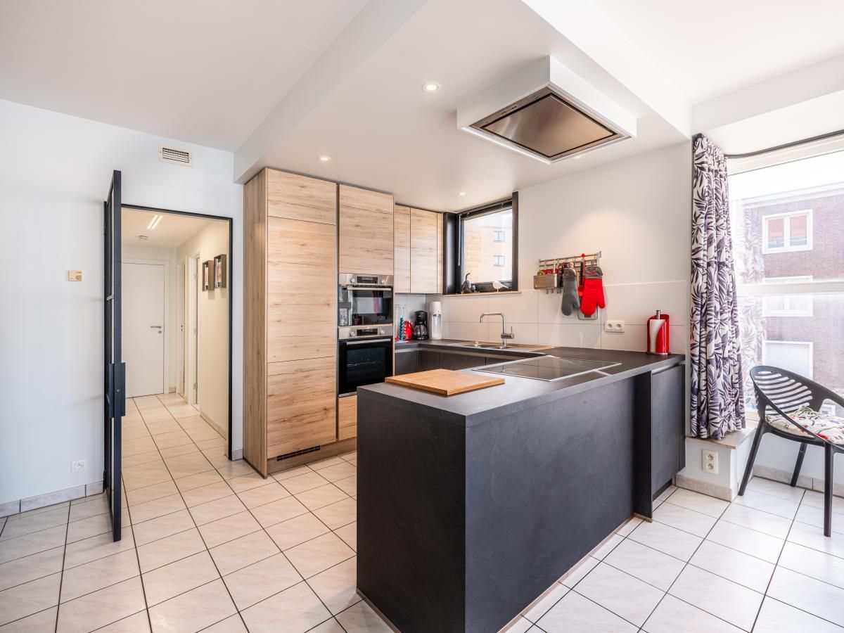 Moderne keuken in Delfien Eerste vakantiehuis, Koksijde, West-Vlaanderen, Belgie, met ruime indeling en veel natuurlijk licht.