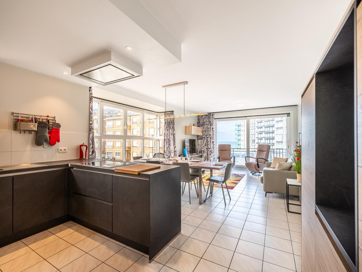 Ruime keuken en eetkamer in Delfien Eerste vakantiehuis, Koksijde, West-Vlaanderen, met modern interieur en veel natuurlijk licht.